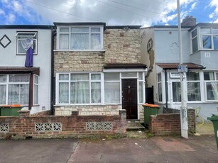 2 bedroom end of terrace house for sale London, E12 5RN
