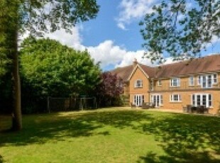 Detached house to rent in Midgarth Close, Leatherhead KT22