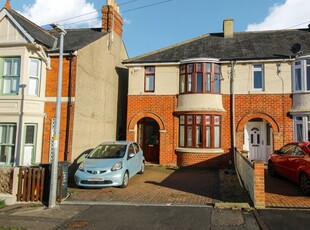 End terrace house to rent in Grosvenor Road, Old Town, Swindon SN1