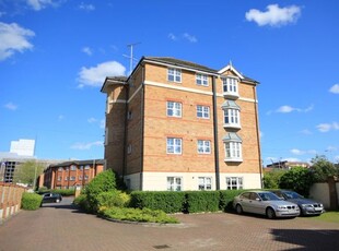 Flat to rent in Bishops Court, Bedford Road, Reading, Berkshire RG1