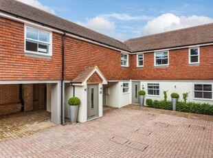 Flat to rent in Eastwood Road, Bramley, Guildford, Surrey GU5