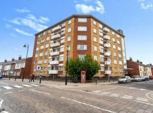 Flat to rent in Embassy Court, Southsea PO4