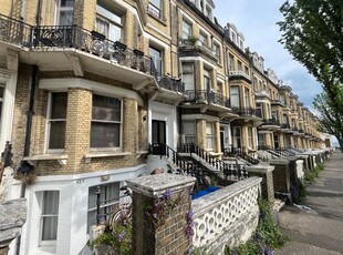 Flat to rent in First Avenue, Hove BN3