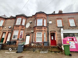 Flat to rent in Francis Street, Luton LU1