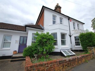 Flat to rent in High Path Road, Guildford, Surrey GU1