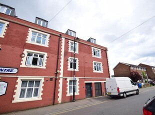 Flat to rent in High Street, Gillingham ME7