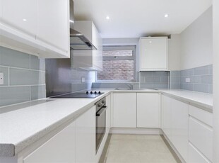 Flat to rent in Makinen House, Palmerston Road, Buckhurst Hill IG9
