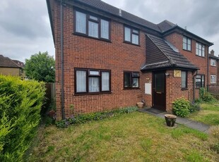 Flat to rent in Mill End Road, High Wycombe HP12