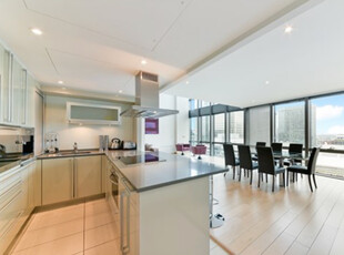 Flat to rent in No 1 West India Quay, Canary Wharf E14