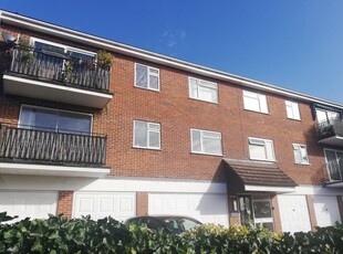 Flat to rent in Oxford Road, Redhill RH1