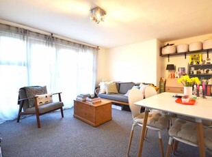 Flat to rent in Russell Road, Buckhurst Hill IG9