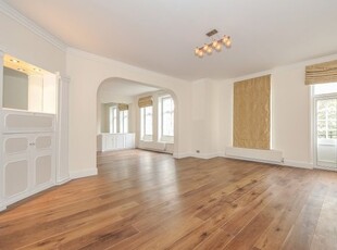 Flat to rent in St. Johns Wood High Street, London NW8