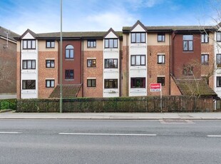Flat to rent in Station Road, Redhill RH1
