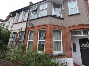 Flat to rent in Wenham Drive, Westcliff-On-Sea SS0
