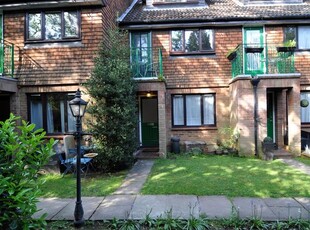 Maisonette to rent in Herga Court, Watford WD17