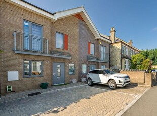 Terraced house to rent in Victoria Road, Barnet EN4