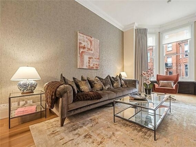 3 Bedroom Maisonette For Rent In London