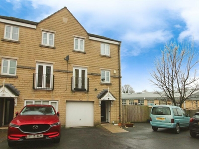 3 bedroom semi-detached house for sale in Brander Close, Idle, Bradford, BD10 8SY, BD10