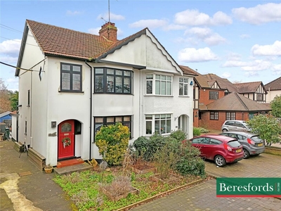 3 bedroom semi-detached house for sale in Chelmsford Road, Shenfield, CM15