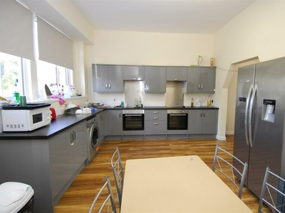 5 Bed Terraced House, Patna Place, PL1