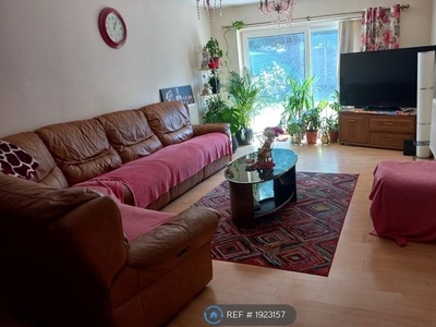 Bungalow to rent in Royston Way, Slough SL1