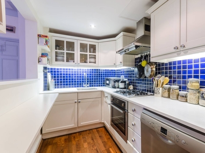 Flat in Barton Road, Barons Court, W14