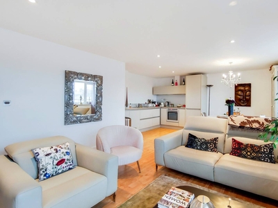 Flat in Hereford Road, Bow, E3