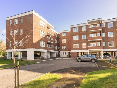 Flat to rent in Bulstrode Court, Gerrards Cross, Buckinghamshire SL9