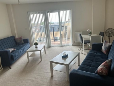 Flat to rent in Clarence Avenue, Ilford IG2