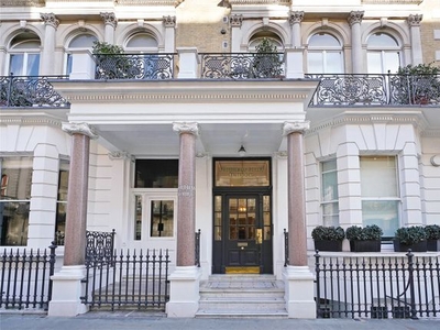 Flat to rent in Fordham Court, De Vere Gardens, Kensington W8