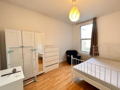 Flat to rent in Pennard Road, London W12