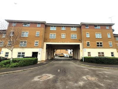 Flat to rent in Pickfords Gardens, Slough SL1