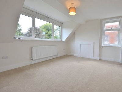 Flat to rent in Somers Road, Reigate, Surrey RH2