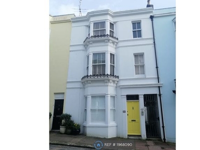 Flat to rent in Temple Street, Brighton BN1