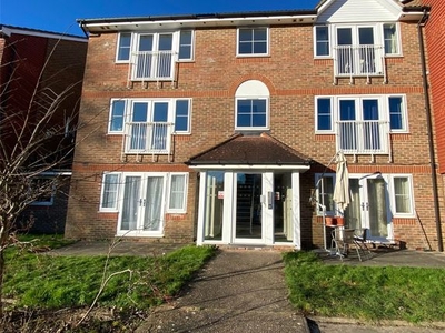 Flat to rent in Tuscany Gardens, Crawley, West Sussex RH10