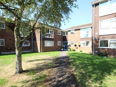 Flat to rent in Welland Close, Langley, Slough SL3