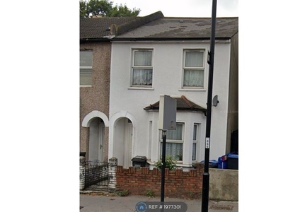 Flat to rent in Whitehorse Road, Thornton Heath CR7
