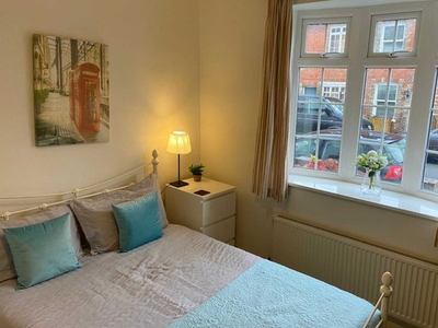 Room to rent in Couples Wanted! Room 1, 46 George Road, Guildford GU1