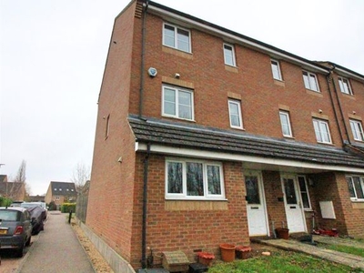 Town house to rent in Alconbury Close, Borehamwood WD6