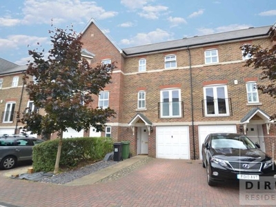 Town house to rent in Cavendish Walk, Epsom KT19