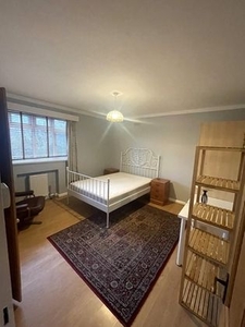 3 bedroom flat to rent Kingston Upon Thames, KT2 7QQ