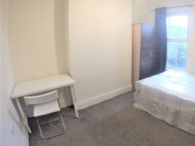Large room in flat in Queens Park, London