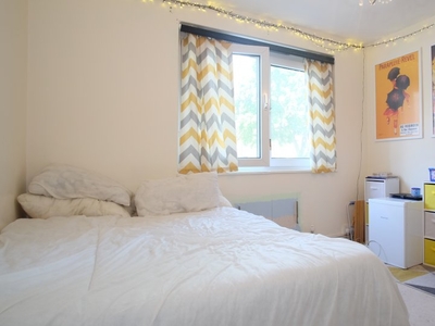Sunny room to rent in Camden Town, London