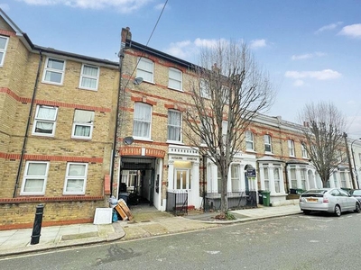 Westville Road, London - 2 bedroom ground floor flat
