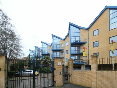 2 bedroom flat for rent in St James Court, Edison Road, Bromley, BR2
