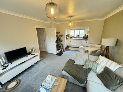 2 bedroom flat for sale in Chelmer Road, Chelmsford, CM2