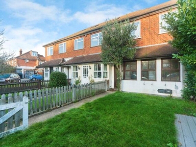 2 Bedroom Flat For Sale In Thames Ditton, Surrey