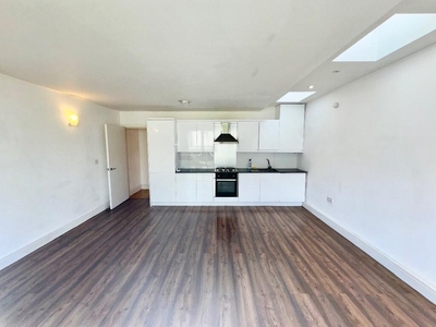2 bedroom ground floor flat for rent in Garratt Lane, London, SW17