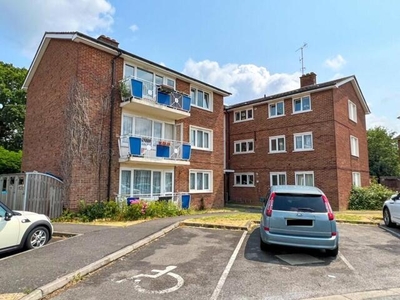2 Bedroom Shared Living/roommate Esher Surrey