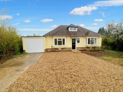 3 bedroom detached bungalow for rent in Church Road, Kennington, Ashford, TN24